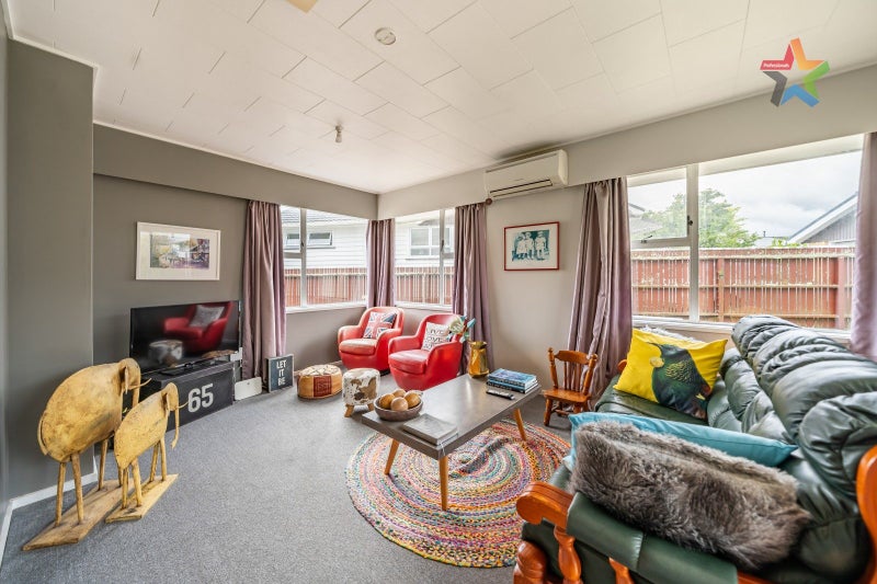 2/8 Ferretti Grove, Avalon, Lower Hutt - Carousel 2