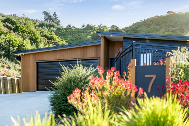 7 Margaret Mahy Drive, Whitemans Valley, Upper Hutt - Carousel 1