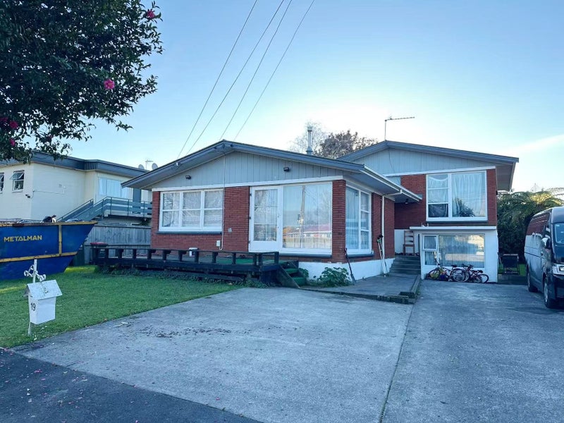 19 May Street, Hamilton East, Hamilton - Carousel 1