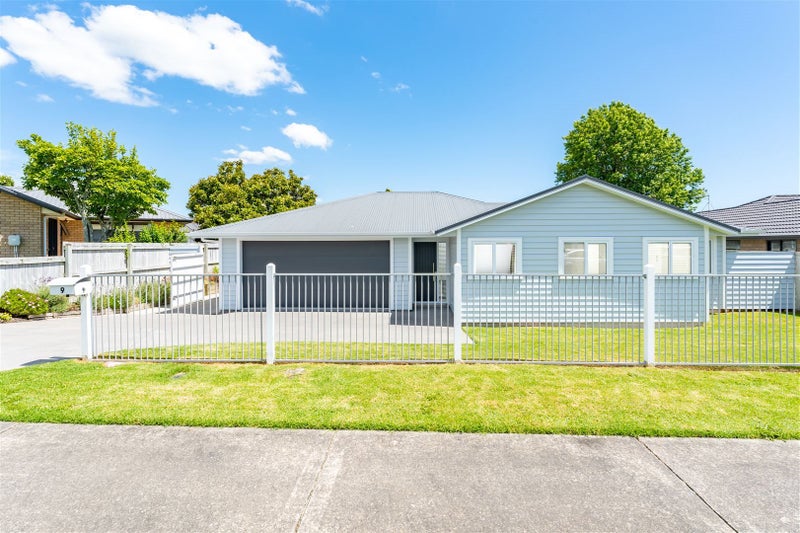 9 Madden Avenue, Kumeu - Carousel 1