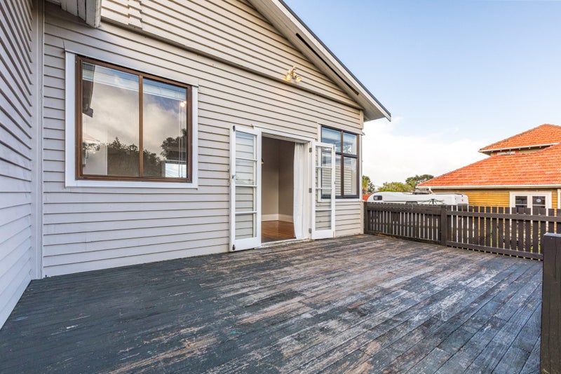 19 Old Lake Road, Narrow Neck, Auckland - Carousel 2