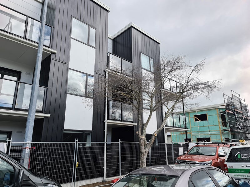 4/17 Vialou Street, Hamilton Central, Hamilton - Carousel 1