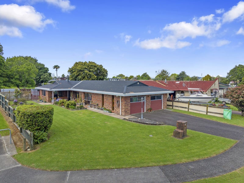 13 Glengowan Place, Conifer Grove, Takanini - Carousel 1