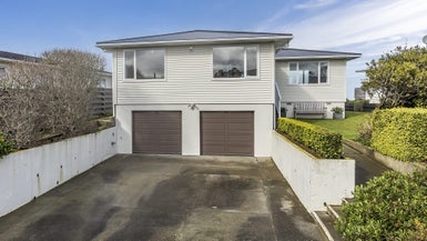 17 Cheyne Walk, Newlands, Wellington - Carousel 1