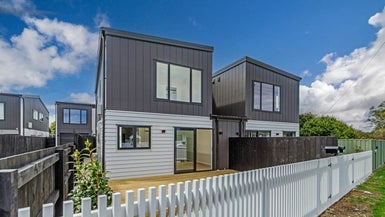 647B Te Atatu Road, Te Atatu Peninsula, Auckland - Carousel 1