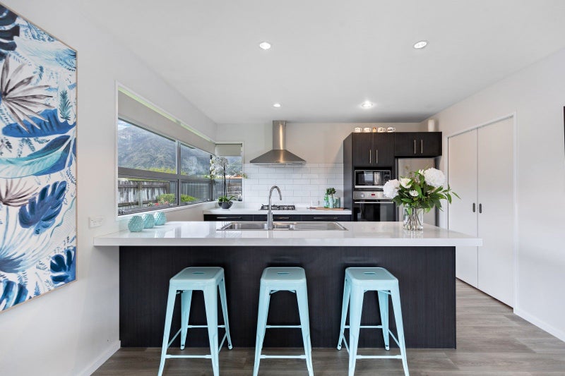 11 Cone Peak Close, Lake Hayes, Queenstown - Carousel 1