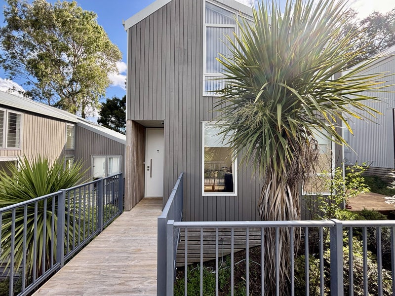 37B Castledine Crescent, Glen Innes, Auckland - Carousel 1