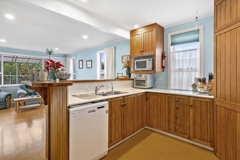 8 Craig Grove, Elderslea, Upper Hutt - Carousel 1