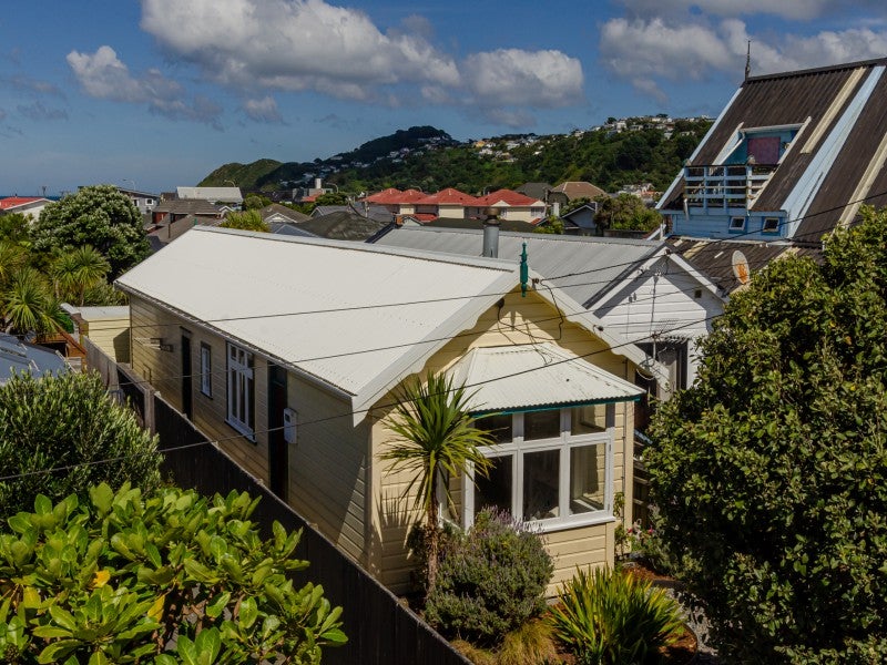 36 Apu Crescent, Lyall Bay, Wellington - Carousel 2