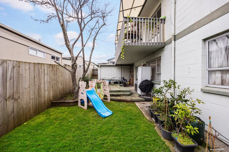 1/2 Seaview Terrace, Mount Albert, Auckland - Carousel 1