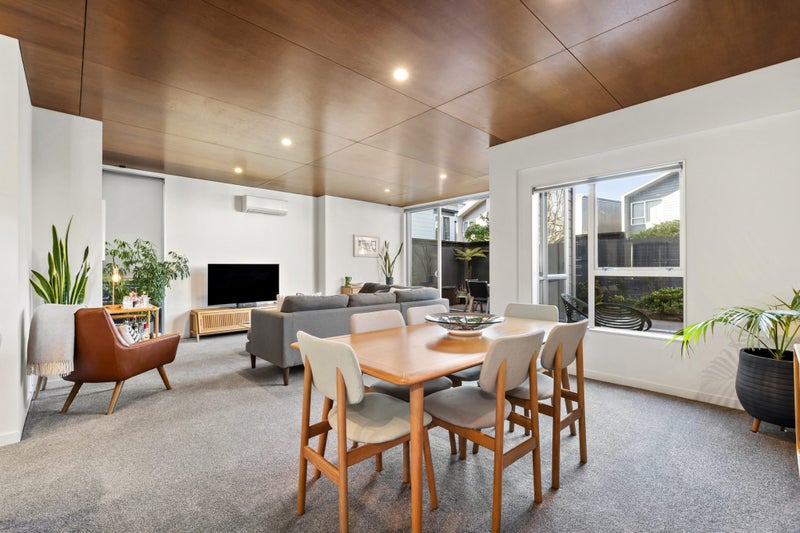 1/3 Severn Street, Island Bay, Wellington - Carousel 1