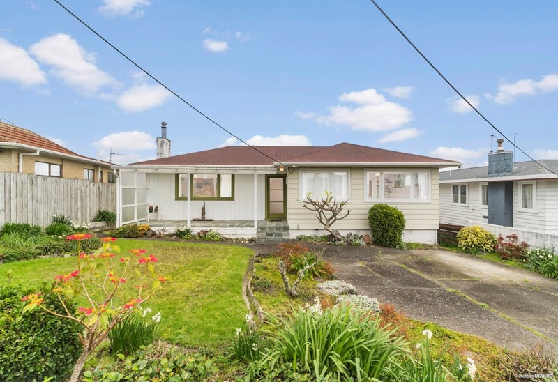 8 Roberts Road, Glenfield, Auckland - Carousel 1
