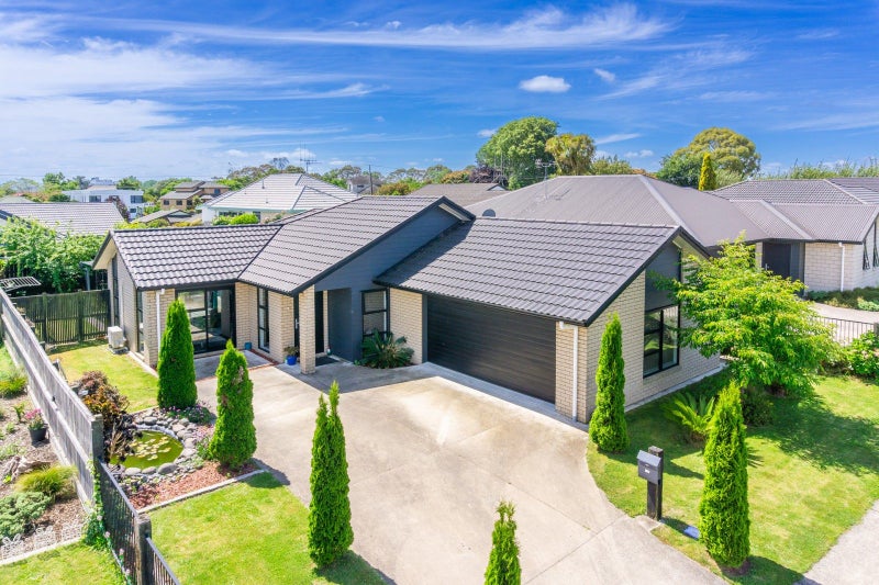 5 Ladeira Place, Fitzroy, Hamilton - Carousel 1