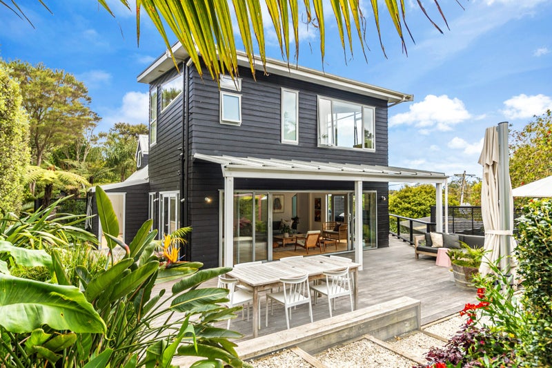 88 Queens Drive, Oneroa, Waiheke Island - Carousel 2