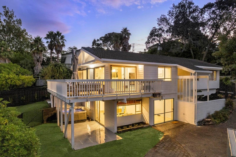 42 Deuxberry Avenue, Northcote, Auckland - Carousel 1