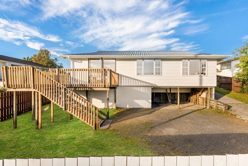 10 Hueglow Rise, West Harbour, Auckland - Carousel 1