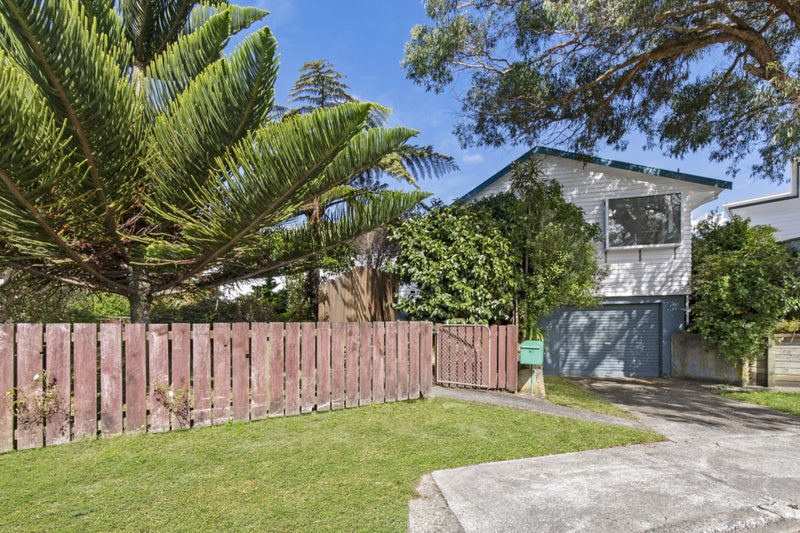 24 Bartlett Grove, Tawa, Wellington - Carousel 1