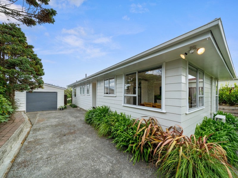 1 Stroud Way, Newlands, Wellington - Carousel 1