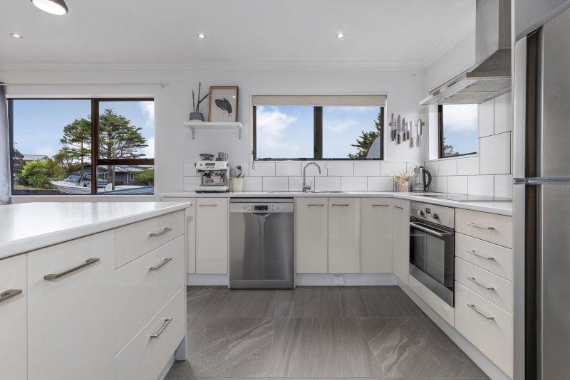 32 Thimble Lane, Whitby, Porirua - Carousel 2