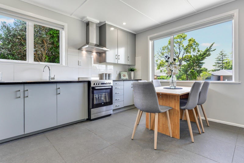 8 Mabian Crescent, Deanwell, Hamilton - Carousel 2