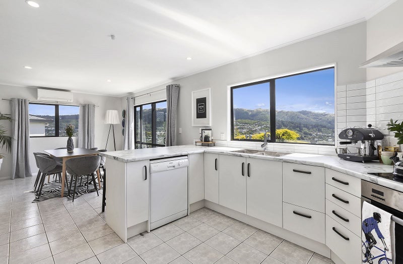 94 Woodman Drive, Tawa, Wellington - Carousel 2