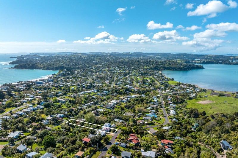 8 Tahatai Road, Oneroa, Waiheke Island - Carousel 2