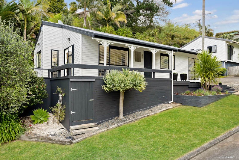 2/8 Heatherleigh Rise, Northcross, Auckland - Carousel 1