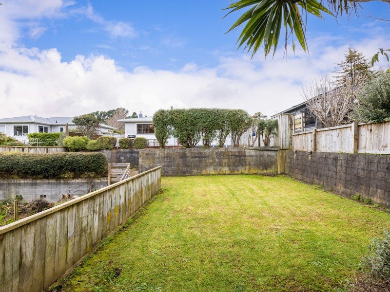 32 Awanui Street, Merrilands, New Plymouth - Carousel 21