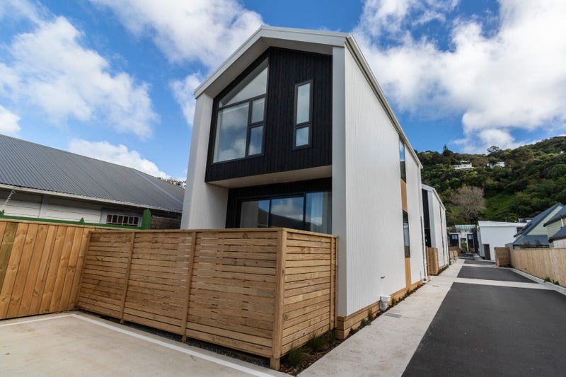 2/166 Queens Drive, Lyall Bay, Wellington - Carousel 1