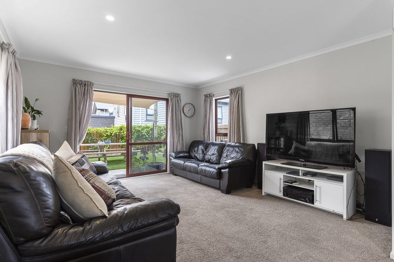 38 Tutuwhatu Crescent, Weymouth, Auckland - Carousel 2