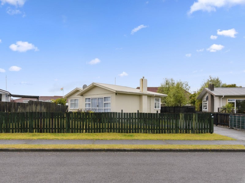 12 Clouston Crescent, Fenton Park, Rotorua - Carousel 1