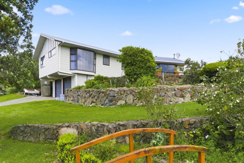 2 Sunset Terrace, Waikanae Beach, Waikanae - Carousel 1