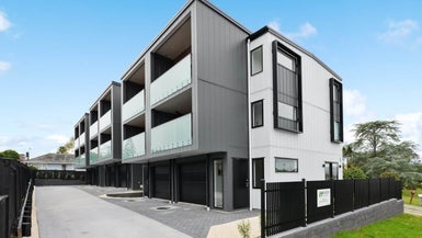 24F Essex Street, Te Atatu South, Auckland - Carousel 1