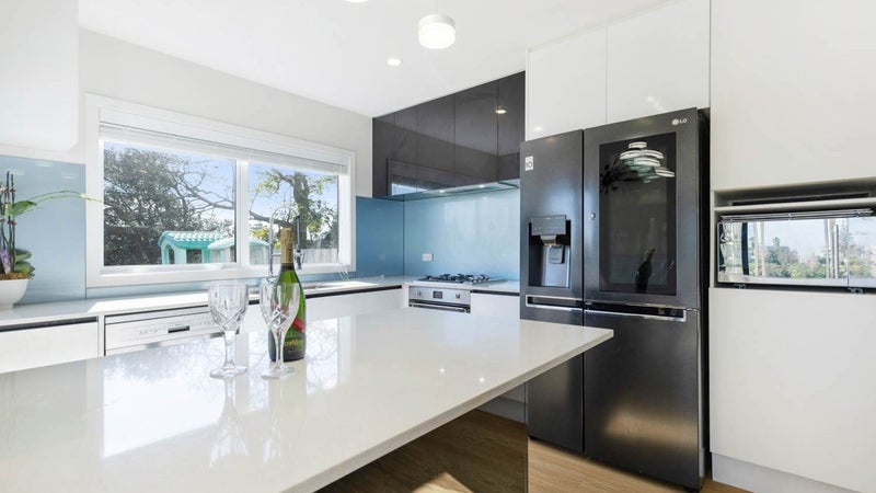 11 Seaside Place, Pakuranga, Auckland - Carousel 1