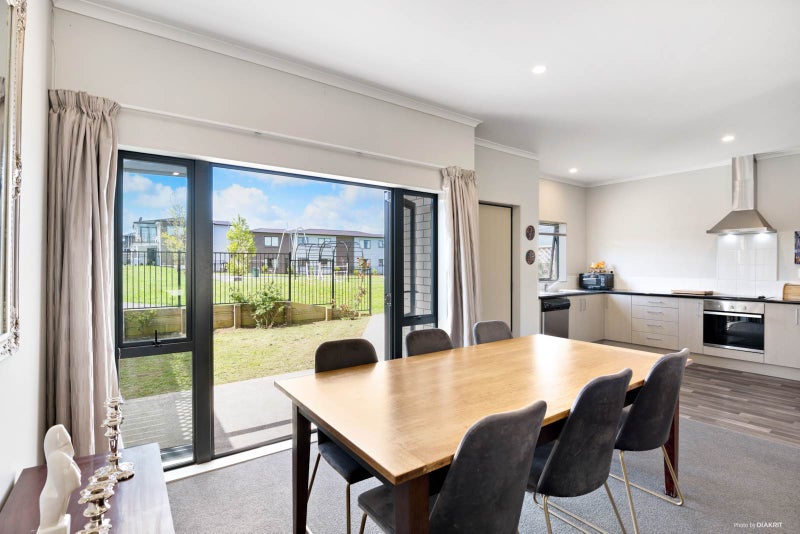 11 Taiaapure Street, Weymouth, Auckland - Carousel 1