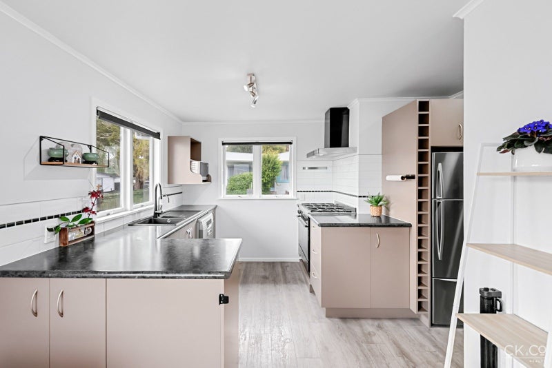 7 Prestige Place, Maoribank, Upper Hutt - Carousel 2