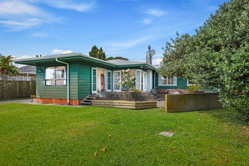 35 Yeovil Road, Te Atatu Peninsula, Auckland - Carousel 1