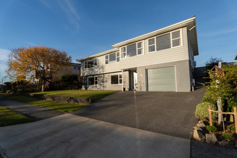 2 Fitzwilliam Terrace, Tawa, Wellington - Carousel 2