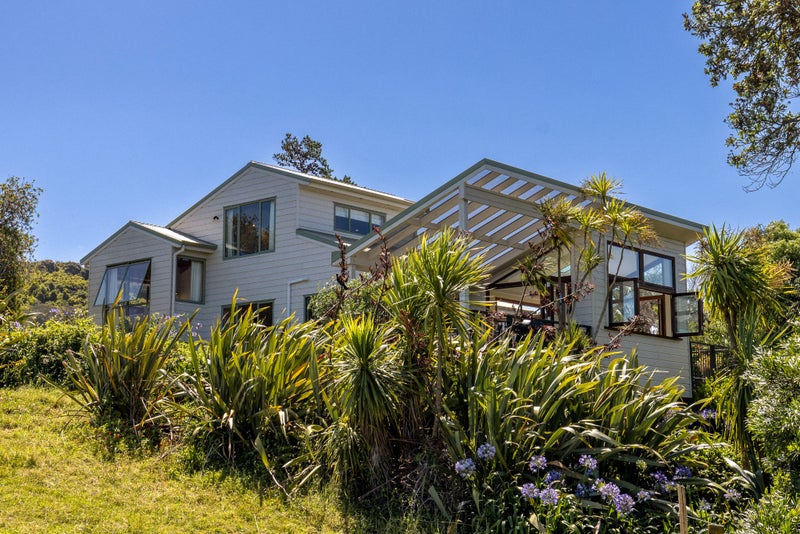 49 Tahatai Road, Oneroa, Waiheke Island - Carousel 2