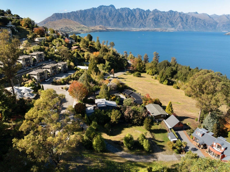81 Arawata Terrace, Sunshine Bay, Queenstown - Carousel 1