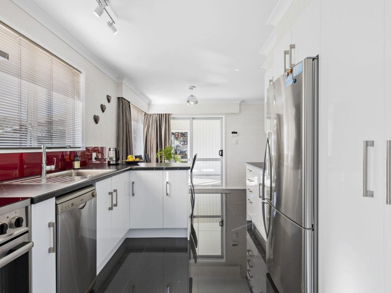 6 Humphries Place, Awapuni, Palmerston North - Carousel 2