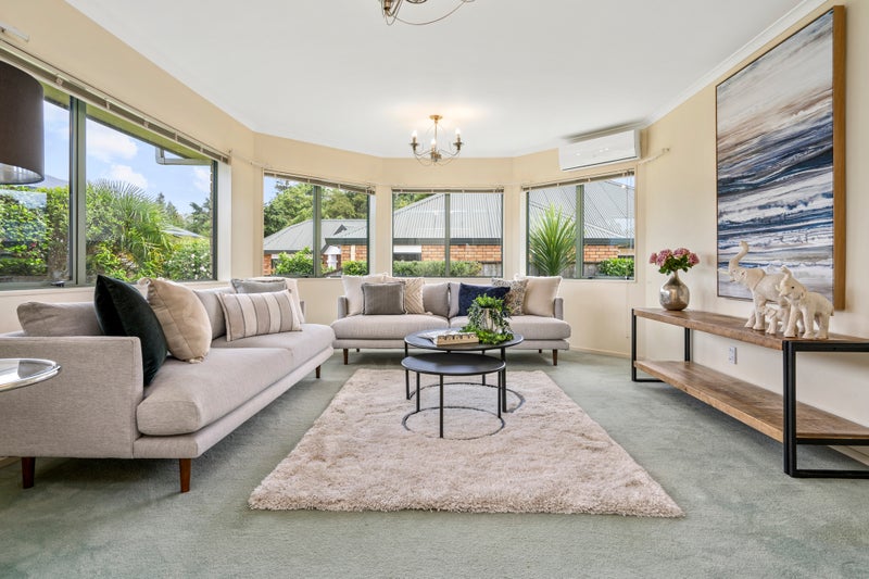 10 John Webb Drive, Glenview, Hamilton - Carousel 1