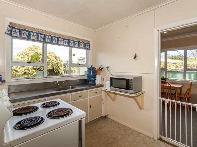 16 Belvedere Crescent, Takaro, Palmerston North - Carousel 2