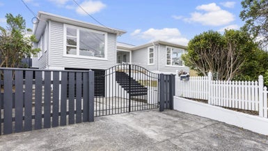 39 Dominion Park Street, Johnsonville, Wellington - Carousel 1