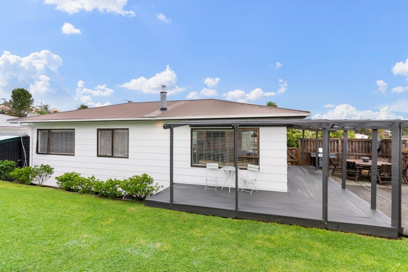 1/11 Longreach Drive, Sunnyvale, Auckland - Carousel 1