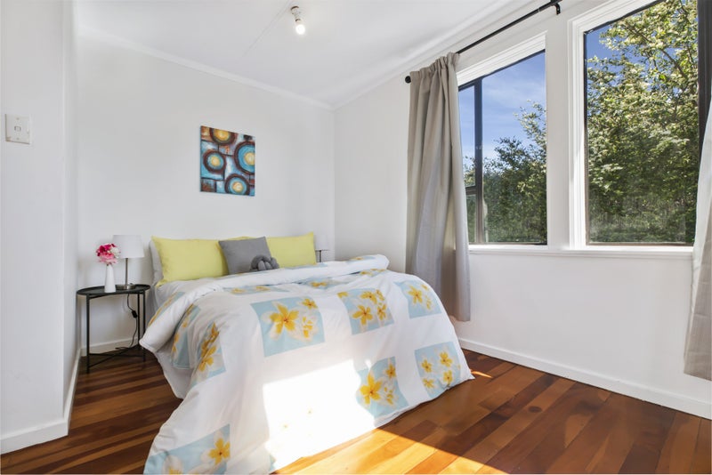 4 Waddell Avenue, Point England, Auckland - Carousel 2