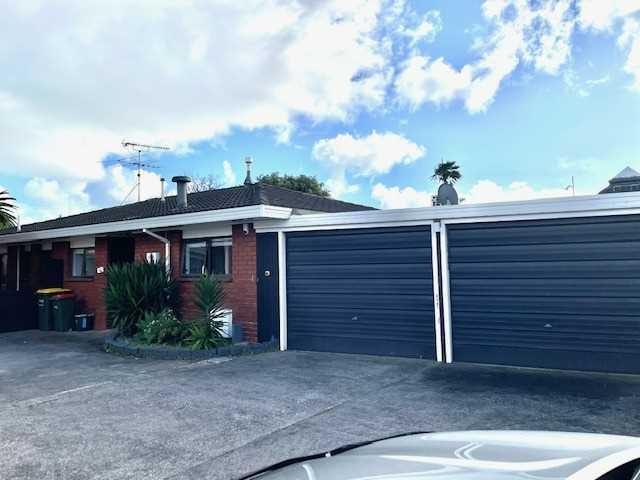 2/10 Tulloch Place, Conifer Grove, Takanini - Carousel 1