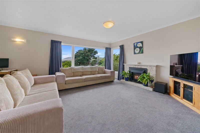 18 Saint Edmund Crescent, Tawa, Wellington - Carousel 2