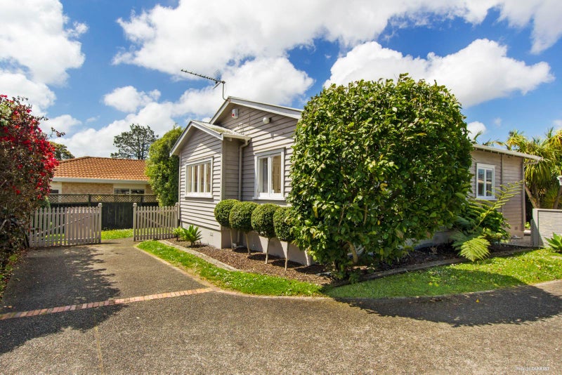 2/4 Cleve Road, Green Bay, Auckland - Carousel 2