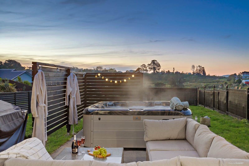 22 Eastview Crescent, Stanmore Bay, Whangaparaoa - Carousel 1
